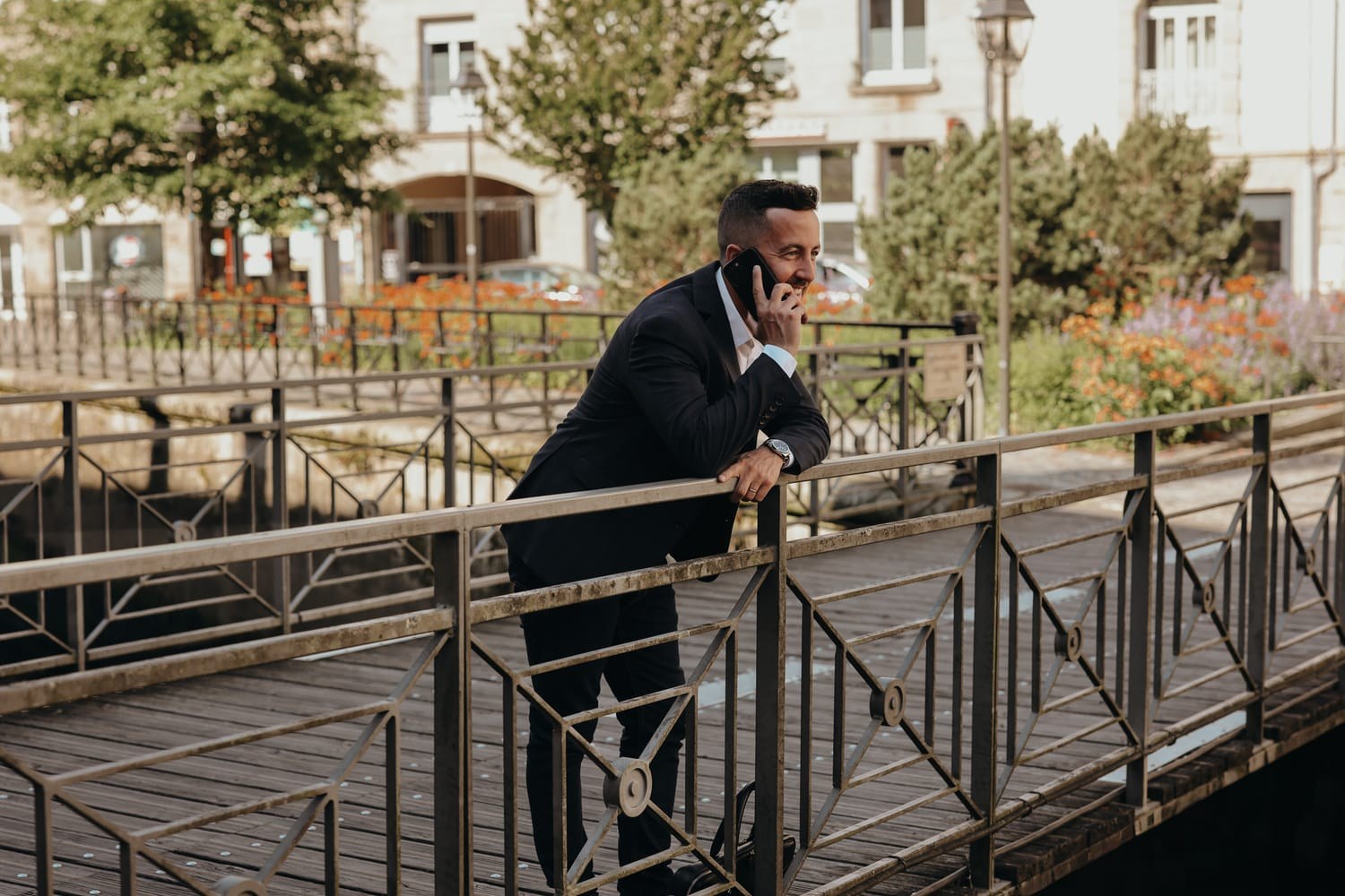Gino Dupuy, agent immobilier à Quimper, au téléphone avec un client au bord de l’Odet