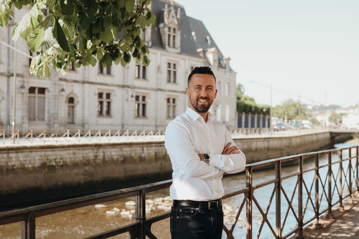 Gino Dupuy, mandataire immobilier BSK Immobilier, devant la préfecture de Quimper